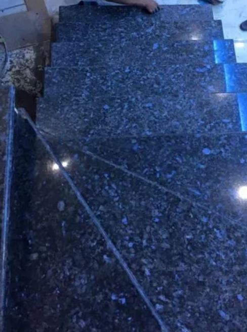 Đá granite nâu ngọc trai tím