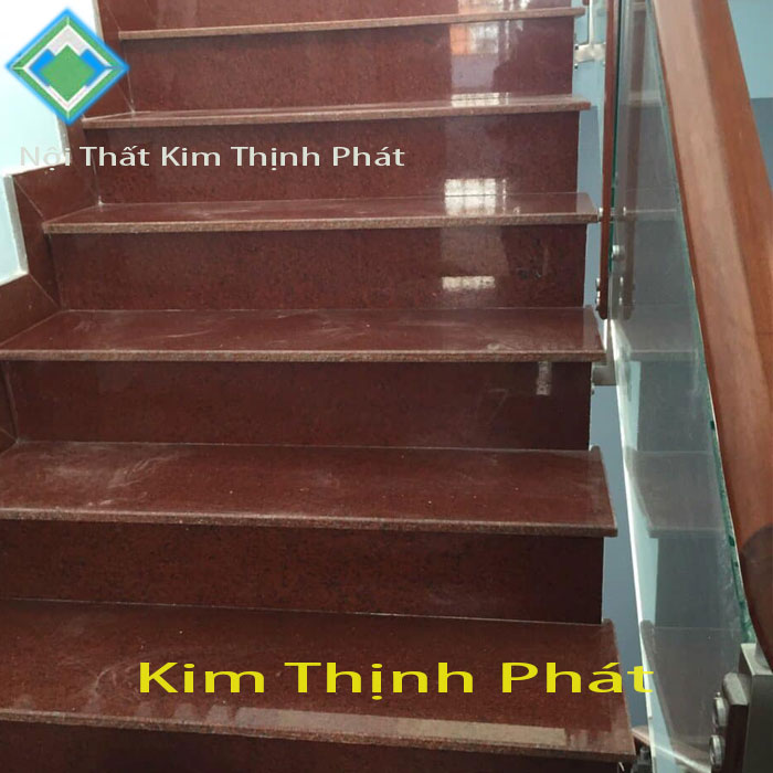 cầu thang đá đỏ